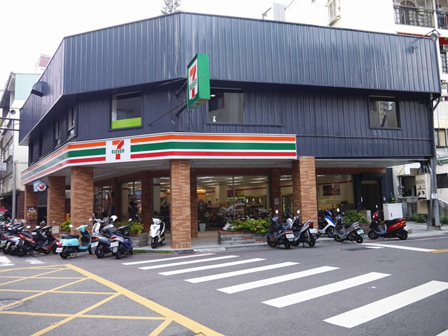 台中。親子餐廳│凹嗚親子主題樂園。密探維京風格堡壘。好吃、好玩還有玩具可帶回家哦!