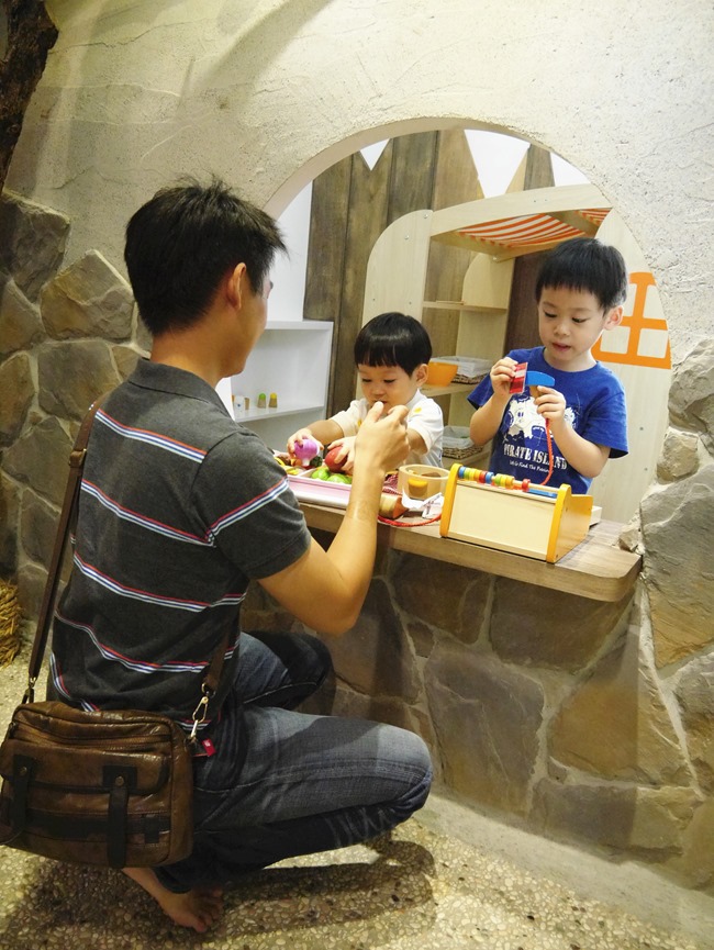 台中。親子餐廳│凹嗚親子主題樂園。密探維京風格堡壘。好吃、好玩還有玩具可帶回家哦!