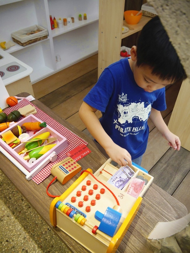 台中。親子餐廳│凹嗚親子主題樂園。密探維京風格堡壘。好吃、好玩還有玩具可帶回家哦!