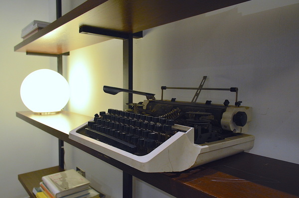 小島公寓：W小姐旅行畫報/  高雄｜住宿 小島公寓/藝廊 設計旅店Ｘ藝廊的相遇 老房子改造 在有溫度的設計中醒來 超美玻璃屋浴室