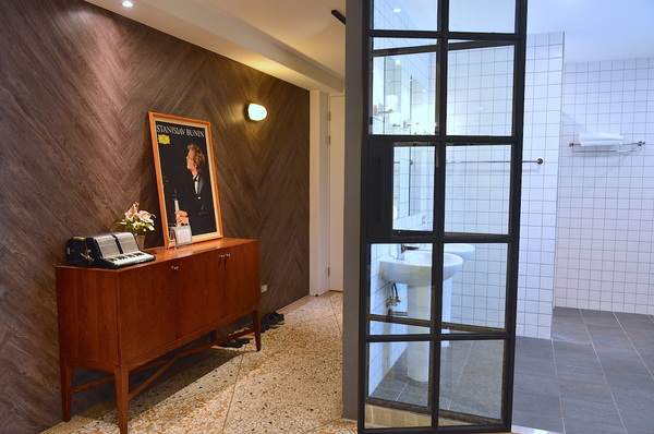 小島公寓：W小姐旅行畫報/  高雄｜住宿 小島公寓/藝廊 設計旅店Ｘ藝廊的相遇 老房子改造 在有溫度的設計中醒來 超美玻璃屋浴室