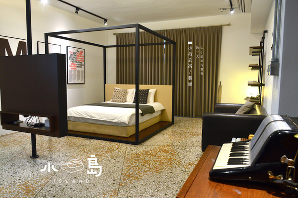 小島公寓：W小姐旅行畫報/  高雄｜住宿 小島公寓/藝廊 設計旅店Ｘ藝廊的相遇 老房子改造 在有溫度的設計中醒來 超美玻璃屋浴室