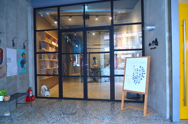 小島公寓：W小姐旅行畫報/  高雄｜住宿 小島公寓/藝廊 設計旅店Ｘ藝廊的相遇 老房子改造 在有溫度的設計中醒來 超美玻璃屋浴室