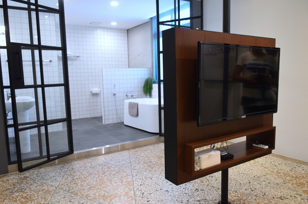 小島公寓：W小姐旅行畫報/  高雄｜住宿 小島公寓/藝廊 設計旅店Ｘ藝廊的相遇 老房子改造 在有溫度的設計中醒來 超美玻璃屋浴室