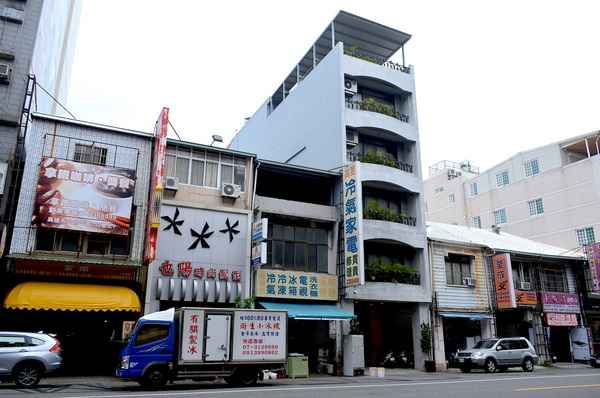 小島公寓：W小姐旅行畫報/  高雄｜住宿 小島公寓/藝廊 設計旅店Ｘ藝廊的相遇 老房子改造 在有溫度的設計中醒來 超美玻璃屋浴室