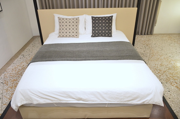 小島公寓：W小姐旅行畫報/  高雄｜住宿 小島公寓/藝廊 設計旅店Ｘ藝廊的相遇 老房子改造 在有溫度的設計中醒來 超美玻璃屋浴室