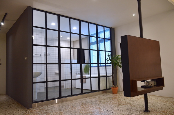 小島公寓：W小姐旅行畫報/  高雄｜住宿 小島公寓/藝廊 設計旅店Ｘ藝廊的相遇 老房子改造 在有溫度的設計中醒來 超美玻璃屋浴室