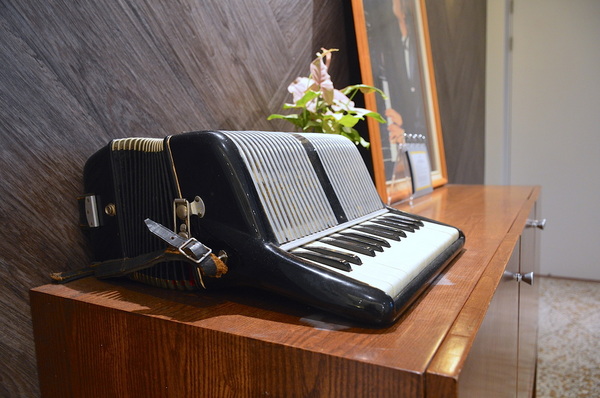 小島公寓：W小姐旅行畫報/  高雄｜住宿 小島公寓/藝廊 設計旅店Ｘ藝廊的相遇 老房子改造 在有溫度的設計中醒來 超美玻璃屋浴室