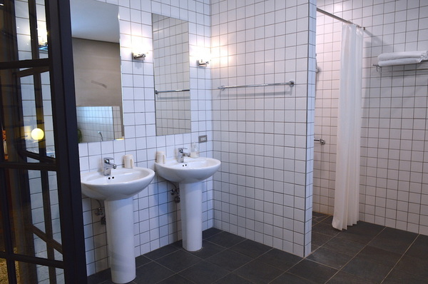 小島公寓：W小姐旅行畫報/  高雄｜住宿 小島公寓/藝廊 設計旅店Ｘ藝廊的相遇 老房子改造 在有溫度的設計中醒來 超美玻璃屋浴室