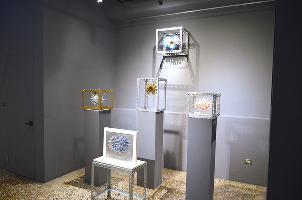 小島公寓：W小姐旅行畫報/  高雄｜住宿 小島公寓/藝廊 設計旅店Ｘ藝廊的相遇 老房子改造 在有溫度的設計中醒來 超美玻璃屋浴室