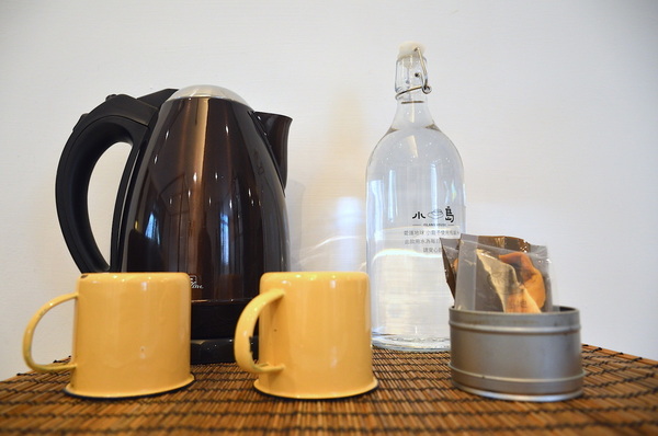 小島公寓：W小姐旅行畫報/  高雄｜住宿 小島公寓/藝廊 設計旅店Ｘ藝廊的相遇 老房子改造 在有溫度的設計中醒來 超美玻璃屋浴室