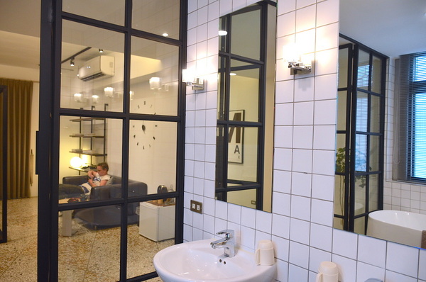 小島公寓：W小姐旅行畫報/  高雄｜住宿 小島公寓/藝廊 設計旅店Ｘ藝廊的相遇 老房子改造 在有溫度的設計中醒來 超美玻璃屋浴室