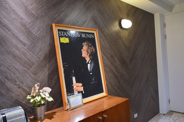 小島公寓：W小姐旅行畫報/  高雄｜住宿 小島公寓/藝廊 設計旅店Ｘ藝廊的相遇 老房子改造 在有溫度的設計中醒來 超美玻璃屋浴室