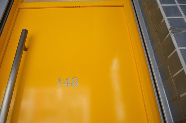 小島公寓：W小姐旅行畫報/  高雄｜住宿 小島公寓/藝廊 設計旅店Ｘ藝廊的相遇 老房子改造 在有溫度的設計中醒來 超美玻璃屋浴室