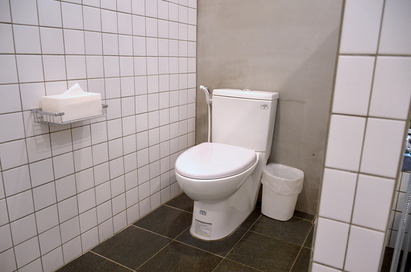 小島公寓：W小姐旅行畫報/  高雄｜住宿 小島公寓/藝廊 設計旅店Ｘ藝廊的相遇 老房子改造 在有溫度的設計中醒來 超美玻璃屋浴室