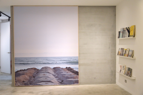 小島公寓：W小姐旅行畫報/  高雄｜住宿 小島公寓/藝廊 設計旅店Ｘ藝廊的相遇 老房子改造 在有溫度的設計中醒來 超美玻璃屋浴室