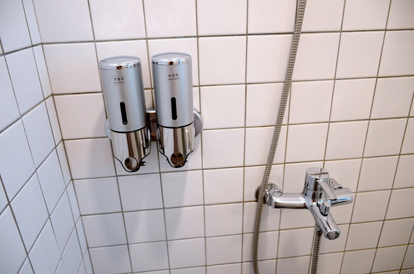 小島公寓：W小姐旅行畫報/  高雄｜住宿 小島公寓/藝廊 設計旅店Ｘ藝廊的相遇 老房子改造 在有溫度的設計中醒來 超美玻璃屋浴室