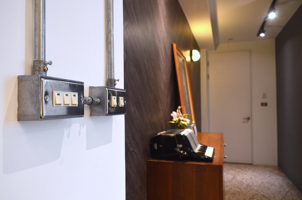 小島公寓：W小姐旅行畫報/  高雄｜住宿 小島公寓/藝廊 設計旅店Ｘ藝廊的相遇 老房子改造 在有溫度的設計中醒來 超美玻璃屋浴室