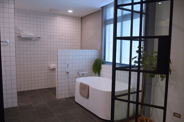 小島公寓：W小姐旅行畫報/  高雄｜住宿 小島公寓/藝廊 設計旅店Ｘ藝廊的相遇 老房子改造 在有溫度的設計中醒來 超美玻璃屋浴室