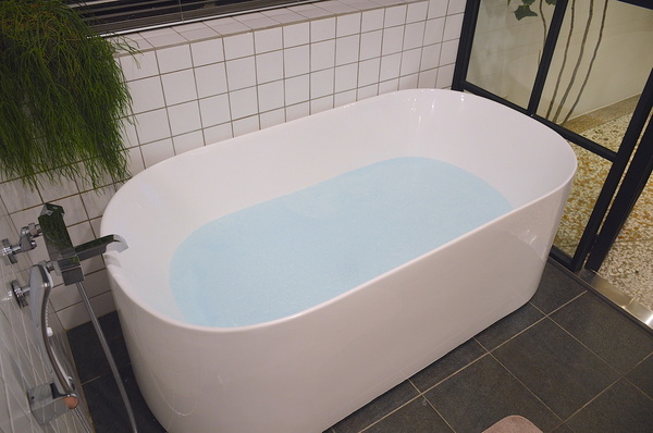 小島公寓：W小姐旅行畫報/  高雄｜住宿 小島公寓/藝廊 設計旅店Ｘ藝廊的相遇 老房子改造 在有溫度的設計中醒來 超美玻璃屋浴室