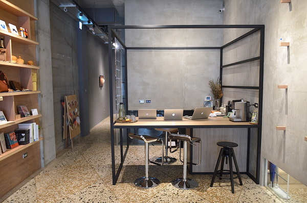 小島公寓：W小姐旅行畫報/  高雄｜住宿 小島公寓/藝廊 設計旅店Ｘ藝廊的相遇 老房子改造 在有溫度的設計中醒來 超美玻璃屋浴室