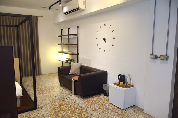 小島公寓：W小姐旅行畫報/  高雄｜住宿 小島公寓/藝廊 設計旅店Ｘ藝廊的相遇 老房子改造 在有溫度的設計中醒來 超美玻璃屋浴室