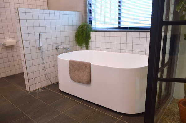 小島公寓：W小姐旅行畫報/  高雄｜住宿 小島公寓/藝廊 設計旅店Ｘ藝廊的相遇 老房子改造 在有溫度的設計中醒來 超美玻璃屋浴室