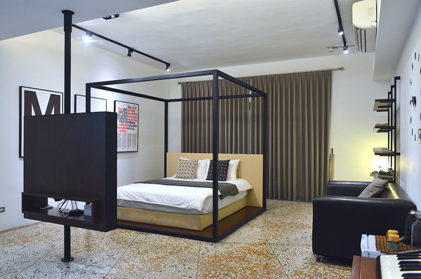 小島公寓：W小姐旅行畫報/  高雄｜住宿 小島公寓/藝廊 設計旅店Ｘ藝廊的相遇 老房子改造 在有溫度的設計中醒來 超美玻璃屋浴室