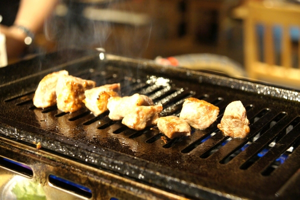 富士山龍 フジヤマドラコン(台灣內湖店):(台北。內湖區美食) 『富士山龍』日本職人熱情延燒,一手燒肉一手角嗨跟著巨鼠體驗日本道地居酒屋的豐沛能量吧!!