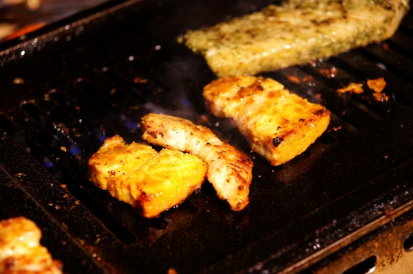 富士山龍 フジヤマドラコン(台灣內湖店):(台北。內湖區美食) 『富士山龍』日本職人熱情延燒,一手燒肉一手角嗨跟著巨鼠體驗日本道地居酒屋的豐沛能量吧!!