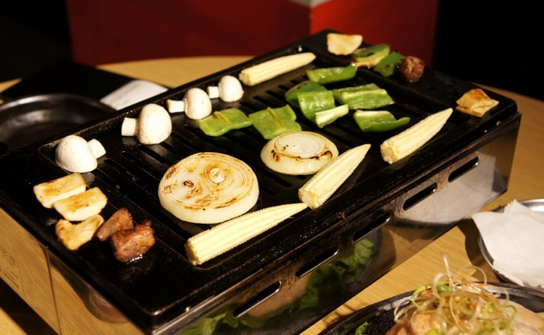 富士山龍 フジヤマドラコン(台灣內湖店):(台北。內湖區美食) 『富士山龍』日本職人熱情延燒,一手燒肉一手角嗨跟著巨鼠體驗日本道地居酒屋的豐沛能量吧!!