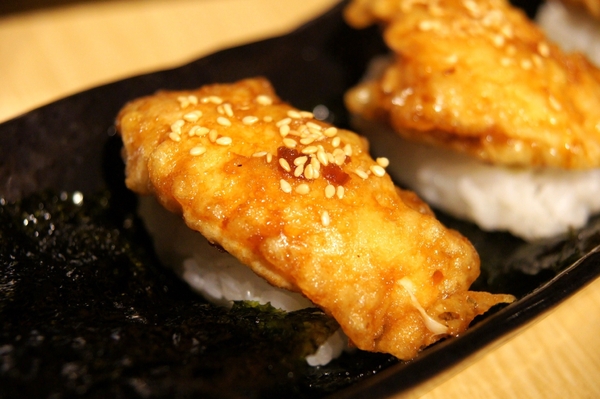 富士山龍 フジヤマドラコン(台灣內湖店):(台北。內湖區美食) 『富士山龍』日本職人熱情延燒,一手燒肉一手角嗨跟著巨鼠體驗日本道地居酒屋的豐沛能量吧!!