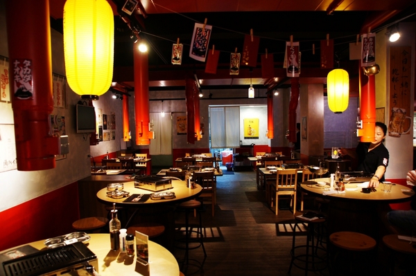 富士山龍 フジヤマドラコン(台灣內湖店):(台北。內湖區美食) 『富士山龍』日本職人熱情延燒,一手燒肉一手角嗨跟著巨鼠體驗日本道地居酒屋的豐沛能量吧!!