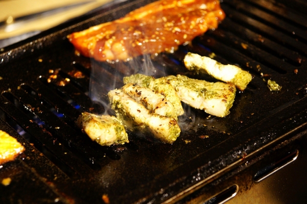 富士山龍 フジヤマドラコン(台灣內湖店):(台北。內湖區美食) 『富士山龍』日本職人熱情延燒,一手燒肉一手角嗨跟著巨鼠體驗日本道地居酒屋的豐沛能量吧!!