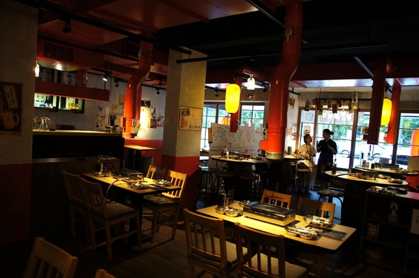 富士山龍 フジヤマドラコン(台灣內湖店):(台北。內湖區美食) 『富士山龍』日本職人熱情延燒,一手燒肉一手角嗨跟著巨鼠體驗日本道地居酒屋的豐沛能量吧!!