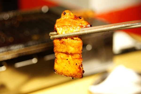 富士山龍 フジヤマドラコン(台灣內湖店):(台北。內湖區美食) 『富士山龍』日本職人熱情延燒,一手燒肉一手角嗨跟著巨鼠體驗日本道地居酒屋的豐沛能量吧!!