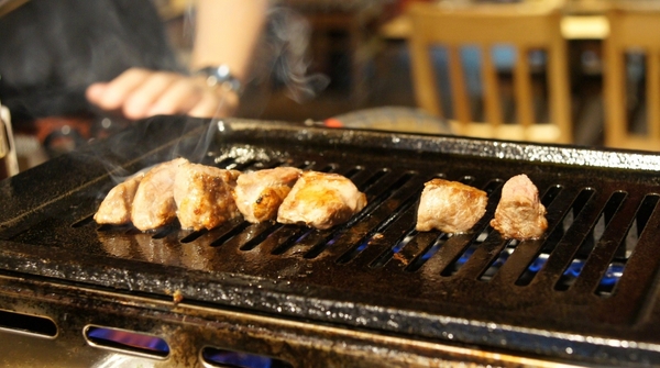 富士山龍 フジヤマドラコン(台灣內湖店):(台北。內湖區美食) 『富士山龍』日本職人熱情延燒,一手燒肉一手角嗨跟著巨鼠體驗日本道地居酒屋的豐沛能量吧!!