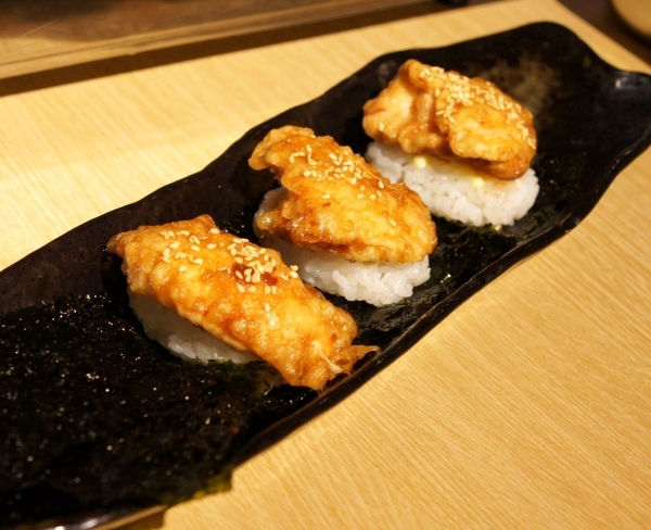 富士山龍 フジヤマドラコン(台灣內湖店):(台北。內湖區美食) 『富士山龍』日本職人熱情延燒,一手燒肉一手角嗨跟著巨鼠體驗日本道地居酒屋的豐沛能量吧!!