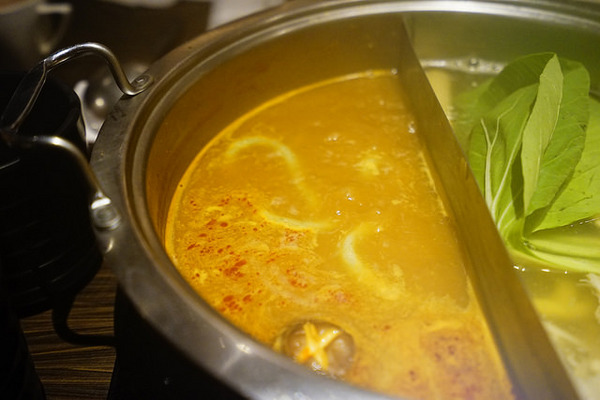 聚北海道昆布鍋(大墩店)：聚北海道昆布鍋(大墩店)-美食商大墩食衣2 樓-時尚現代空間-餐點一樣用心