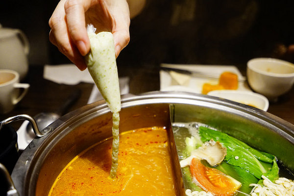 聚北海道昆布鍋(大墩店)：聚北海道昆布鍋(大墩店)-美食商大墩食衣2 樓-時尚現代空間-餐點一樣用心