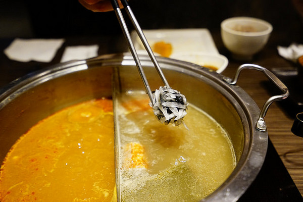 聚北海道昆布鍋(大墩店)：聚北海道昆布鍋(大墩店)-美食商大墩食衣2 樓-時尚現代空間-餐點一樣用心