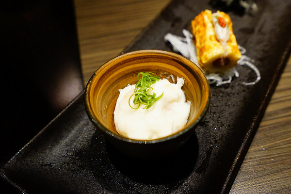 聚北海道昆布鍋(大墩店)：聚北海道昆布鍋(大墩店)-美食商大墩食衣2 樓-時尚現代空間-餐點一樣用心