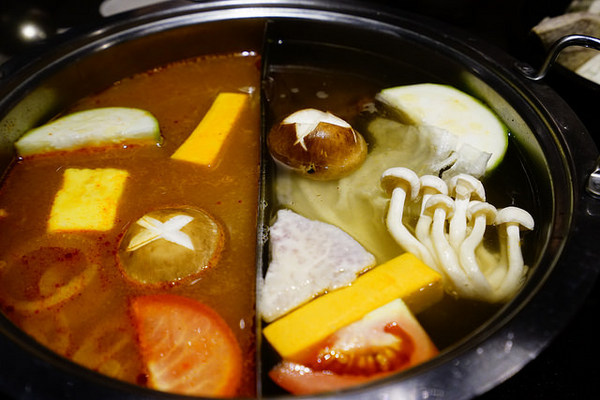 聚北海道昆布鍋(大墩店)：聚北海道昆布鍋(大墩店)-美食商大墩食衣2 樓-時尚現代空間-餐點一樣用心