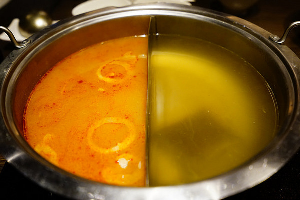 聚北海道昆布鍋(大墩店)：聚北海道昆布鍋(大墩店)-美食商大墩食衣2 樓-時尚現代空間-餐點一樣用心