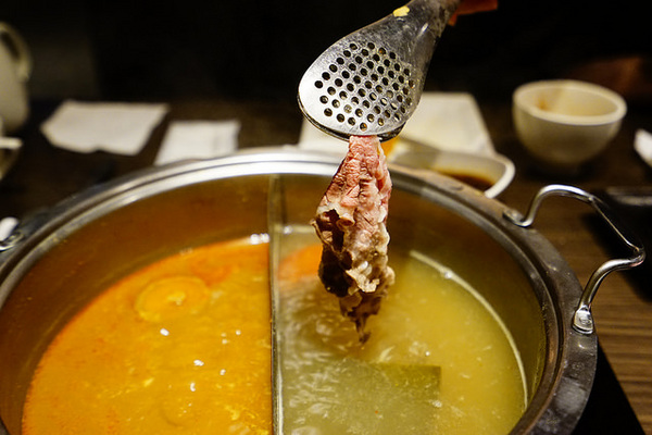 聚北海道昆布鍋(大墩店)：聚北海道昆布鍋(大墩店)-美食商大墩食衣2 樓-時尚現代空間-餐點一樣用心