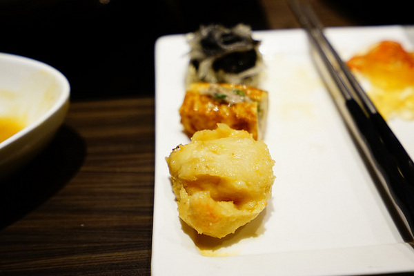 聚北海道昆布鍋(大墩店)：聚北海道昆布鍋(大墩店)-美食商大墩食衣2 樓-時尚現代空間-餐點一樣用心