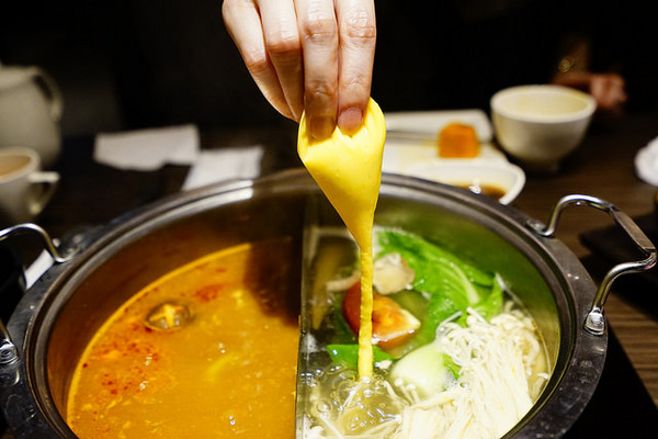 聚北海道昆布鍋(大墩店)：聚北海道昆布鍋(大墩店)-美食商大墩食衣2 樓-時尚現代空間-餐點一樣用心