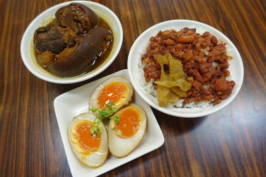  20160823《竹北美食推薦》瓦香煨湯料理 紅麴肉燥飯。噴水豆干。老皮溏心蛋。 12小時炭火三代同堂煨雞湯︱ 平價厚工的創意私房菜~勝利二路餐廳~附影片 (39).jpg