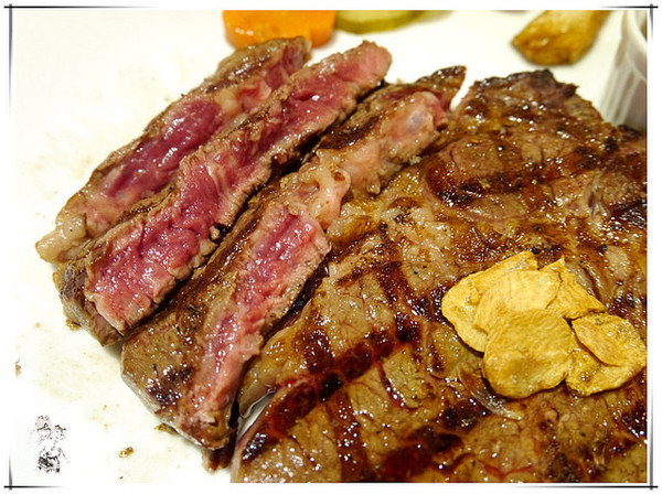 Bison野牛原味炭烤牛排(中央店)：中壢新明夜市旁品質很好的碳烤牛排~BISON野牛原味炭烤牛排/朋友家庭聚餐餐廳