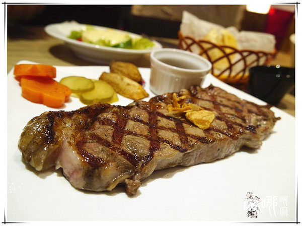 Bison野牛原味炭烤牛排(中央店)：中壢新明夜市旁品質很好的碳烤牛排~BISON野牛原味炭烤牛排/朋友家庭聚餐餐廳